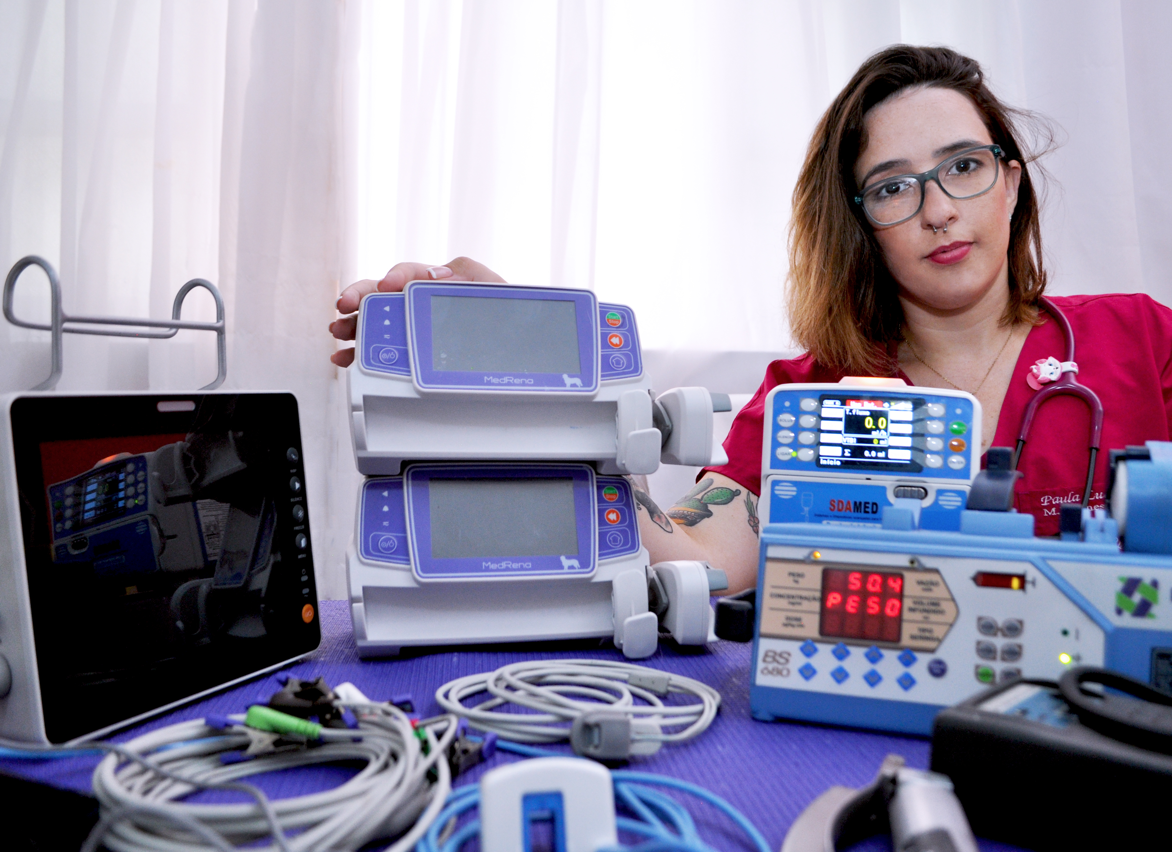 Procedimentos feitos com equipamentos de qualidade. Na imagem aparece a Médica Veterinária Paula demonstrando os equipamentos utilizados para anestesia